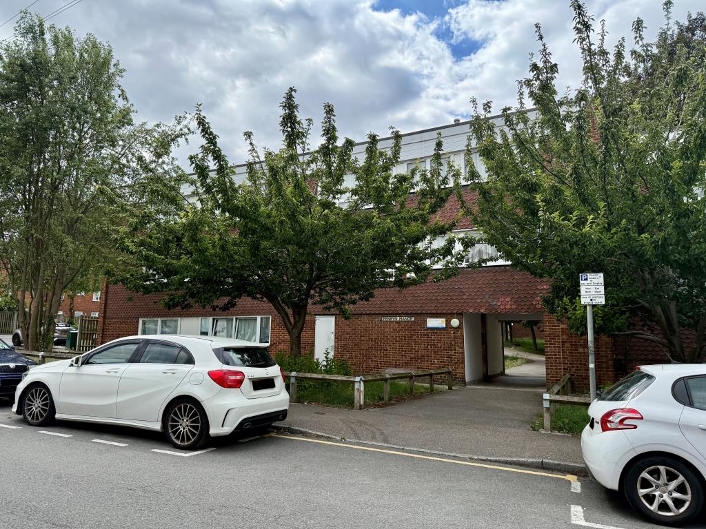 Lot: 15 - VACANT FLAT FOR IMPROVEMENT - Purpose built block of flats